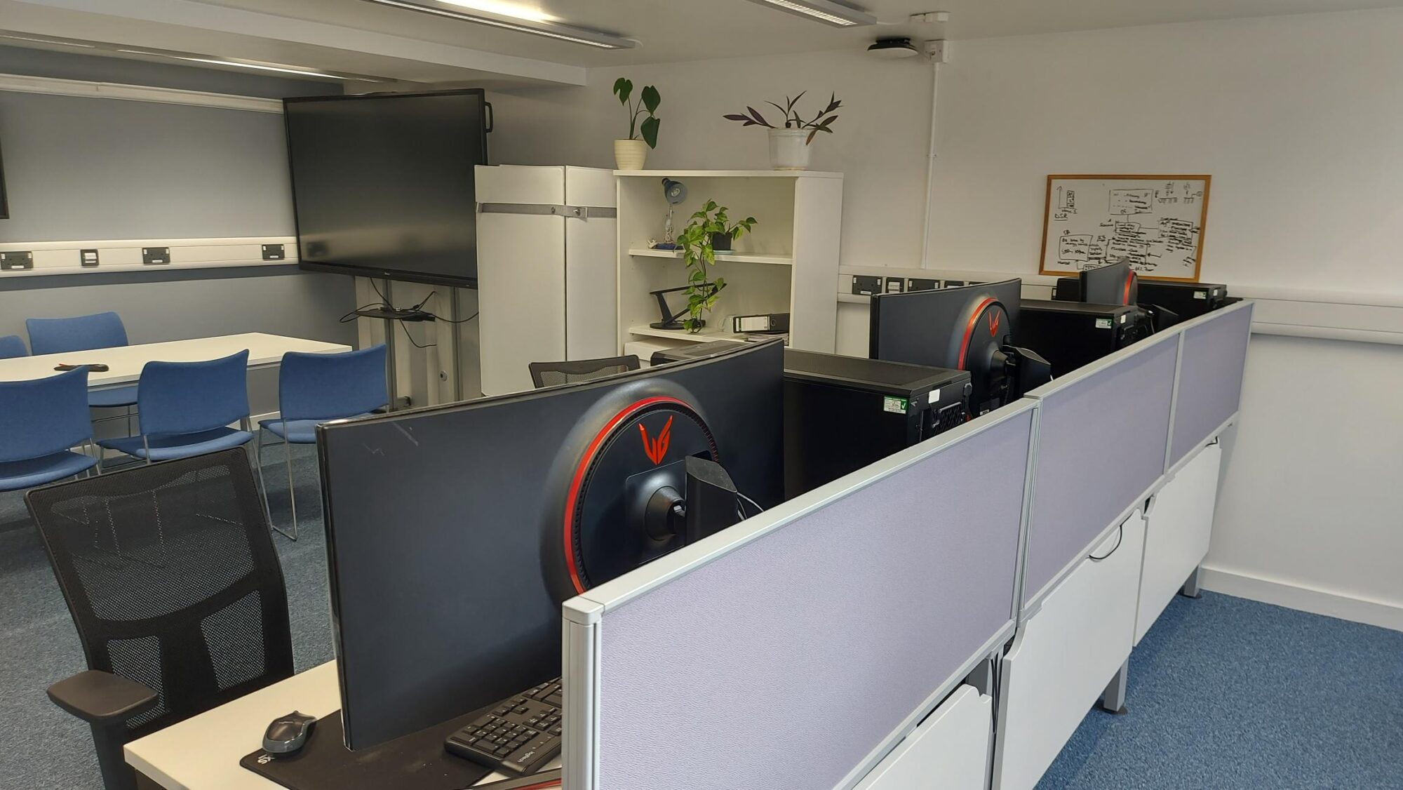 16997f02a390d3b1ba8d37661796766d73392c8cbf4834a33f6c9143a46d62d9 Desk and computers